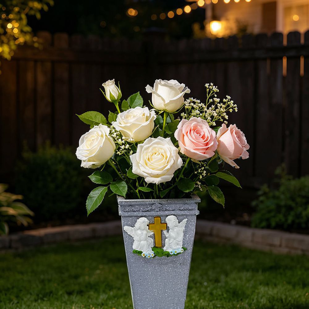 Vase Decor - 樹脂製のソーラークロス（十字架）天使の墓石型花瓶。屋外用で、墓地や庭、パティオに飾るのに適した、追悼の意味合いを持つ装飾品。